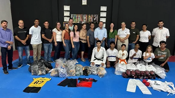 Crianças e adolescentes de Colorado recebem material esportivo