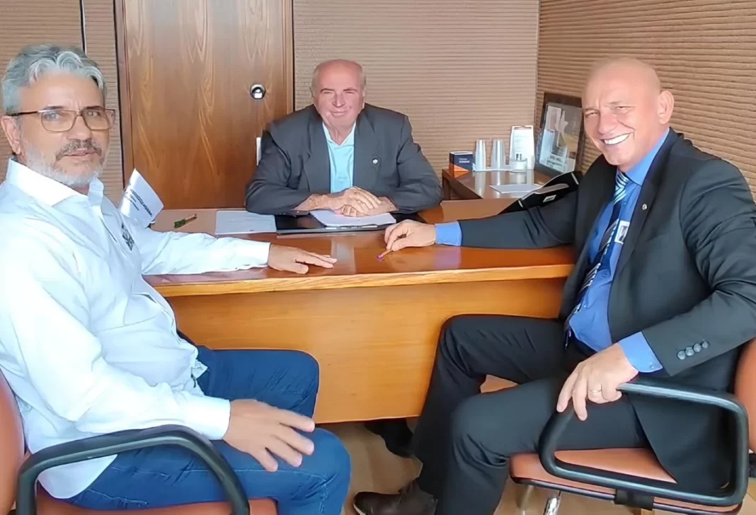 Articulação do deputado Ezequiel Neiva assegura retroescavadeira para Cerejeiras