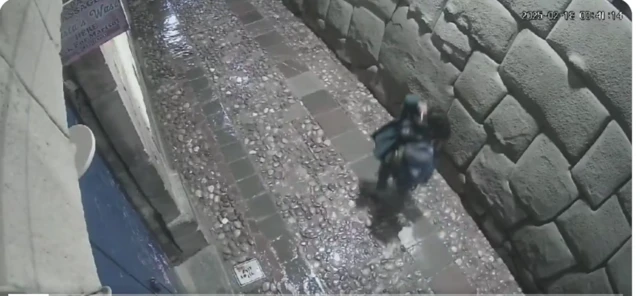 Um homem atacando a pedra de doze ângulos com um objeto contundente