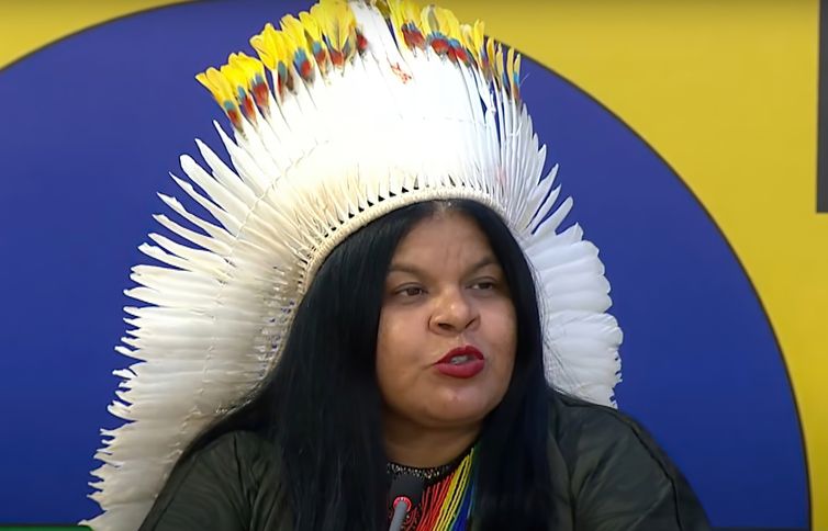 Frame/Canal Gov A ministra dos Povos Indígenas, Sonia Guajajara, participa de coletiva em que anuncia medidas do governo federal para a Terra Indígena Yanomami. Foto: Frame/Canal Gov