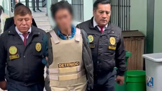 Dois policiais escoltando o indivíduo preso pelo ataque à pedra dos doze ângulos