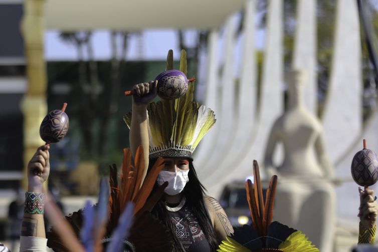 Fabio Rodrigues-Pozzebom/Agência Brasil Indígenas descem a esplanada dos ministérios em direção ao STF para a realização de uma vigĺia contra o Marco Temporal