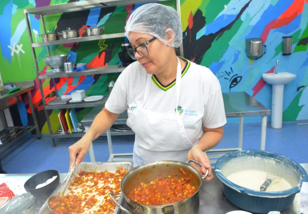 Seduc/GO orienta merendeiras escolares sobre segurança no uso de panelas de pressão no preparo da Alimentação Escolar