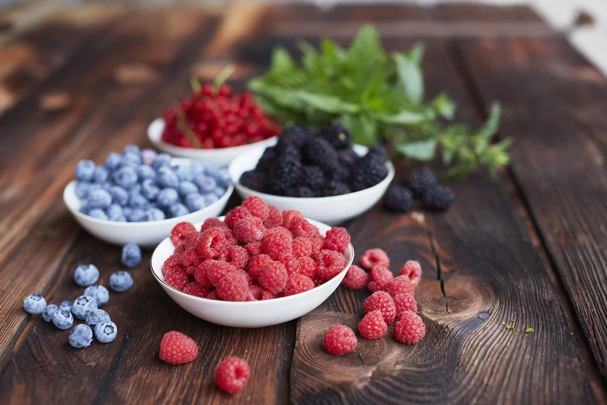 Frutas vermelhas ajudam na saúde do cérebro, segundo estudo de Harvard