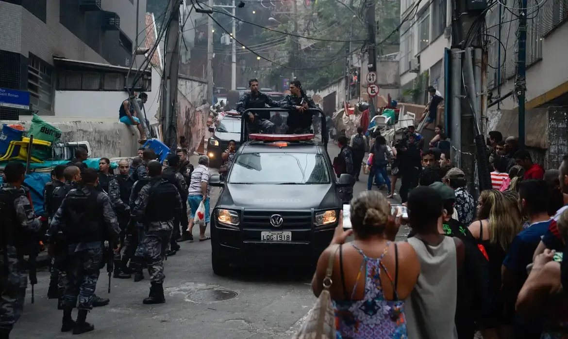 Rio de Janeiro - Operação policial após ataques às bases das Unidades de Polícia Pacificadora (UPP) nas comunidades do Cantagalo e Pavão-Pavãozinho, em Copacabana. (Fernando Frazão/Agência Brasil)