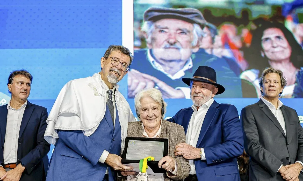 São Bernardo do Campo (SP), 19/03/2026 - Presidente da República, Luiz Inácio Lula da Silva, durante a cerimônia de entrega de título de Doutor Honoris Causa (in memoriam) a José “Pepe” Mujica, no Centro de Formação e Educação Permanente (Cenforpe). Na foto (da esquerda para a direita): Ministro da Educação, Camilo Santana; Reitor da Universidade Federal do ABC (UFABC), Dácio Roberto Matheus; Ex-Senadora e Ex-Vice Presidenta do Uruguai, Lucía Topolansky, viúva de Jose Pepe Mujica; Presidente da República, Luiz Inácio Lula da Silva e o Ministro da Fazenda, Fernando Haddad. Foto: Ricardo Stuckert/PR