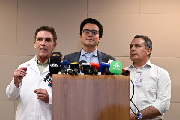 Médico de Bolsonaro diz que broncopneumonia é “potencialmente mortal” - destaque galeria