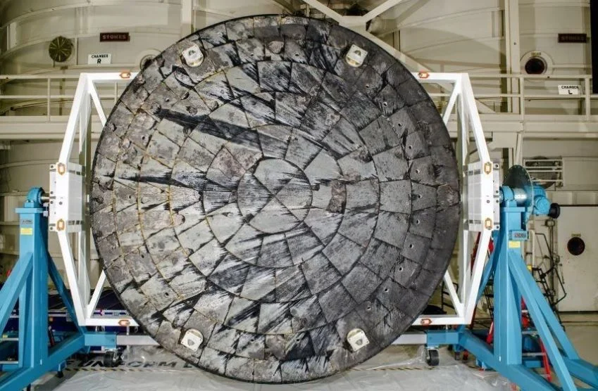 Ao término do voo de teste Artemis I, a espaçonave Orion recuperada foi transportada para o Centro Espacial Kennedy, onde seu escudo térmico foi removido e inspecionado • Nasa