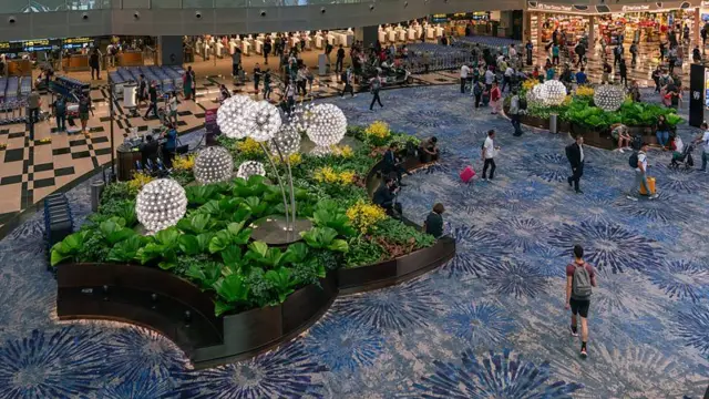 Vista de cima de corredores e saguões do aeroporto Changi, em Singapura
