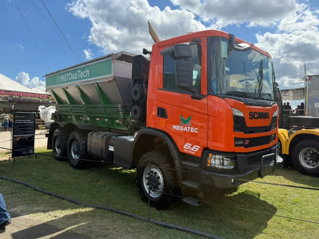 Scania G460 6x6 exposto na feira
