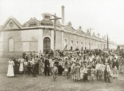 Operários em frente à indústria têxtil Cotonifício Crespi, em 1910, na capital paulista