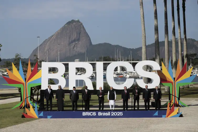 Rio de Janeiro (RJ), 06/07/2025 - Foto ofical do Brics com seus membros.Da esquerda para direita: Minister Sergei Lavrov (Rússia), Khaled bin Mohamed Al Nahyan (Emirados), Prabowo Subianto (Indonésia) Cyril Ramaphosa (África do sul) Luiz Inácio Lula da Silva (Brasil) Primeiro ministro, Narendra Modi (Índia) Premier Li Qiang (China) Abiy Ahmed (Etiópia) Mostafa Madbouly (Egito)  Abbas Araghchi (Irã) Foto: Joédson Alves/Agência Brasil