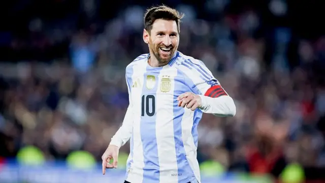 Lionel Messi em campo vestindo a camisa da Argentina