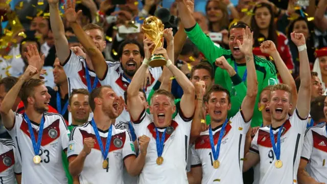 Jogadores da Alemanha levantam a Copa do Mundo após vencerem o torneio em 2014