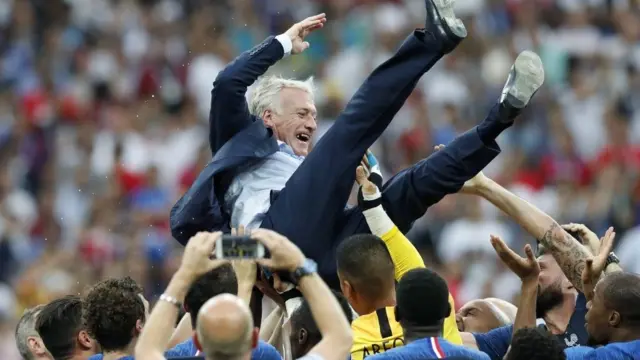 Didier Deschamps é levantado no ar por jogadores da França após a vitória em 2018 em Moscou