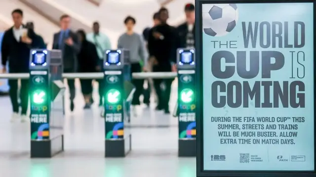 Catracas ao lado do letreiro com os dizeres 'A Copa do Mundo está chegando'
