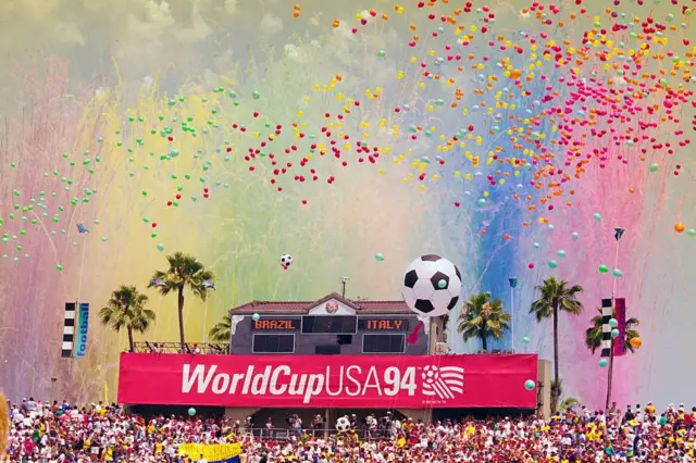 Imagem do placar e do público da final da Copa do Mundo de 1994, no Estádio Rose Bowl, em Pasadena (EUA)