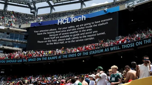 Placar no MetLife Stadium, mostando um alerta sobre condições meteorológicas extremas