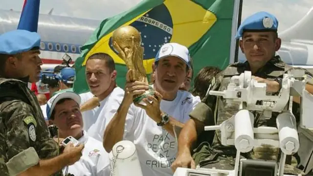 A segurança foi reforçada quando o Brasil visitou o Haiti com a taça da Copa do Mundo em 2004.