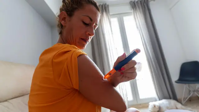 Mulher injetando insulina