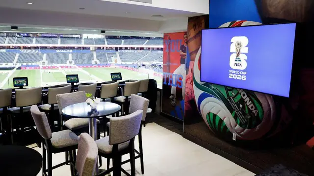 Vista interna de uma cabine de luxo com temática de futebol durante uma visita guiada da imprensa ao Estádio de Dallas, em Arlington, para a Copa do Mundo da FIFA, em 10 de junho de 2026