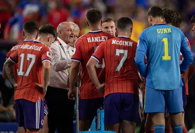 Jogadores da Escócia reunidos com o técnico