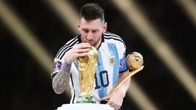 O capitão da Argentina, Lionel Messi, beija o troféu da Copa do Mundo após a vitória em 2022, no Catar