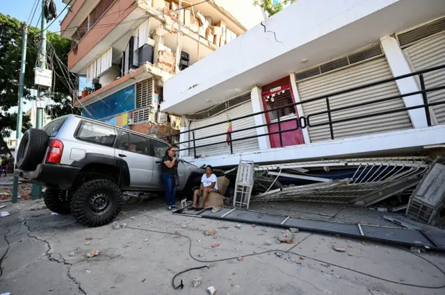Carro esmagado por edifício