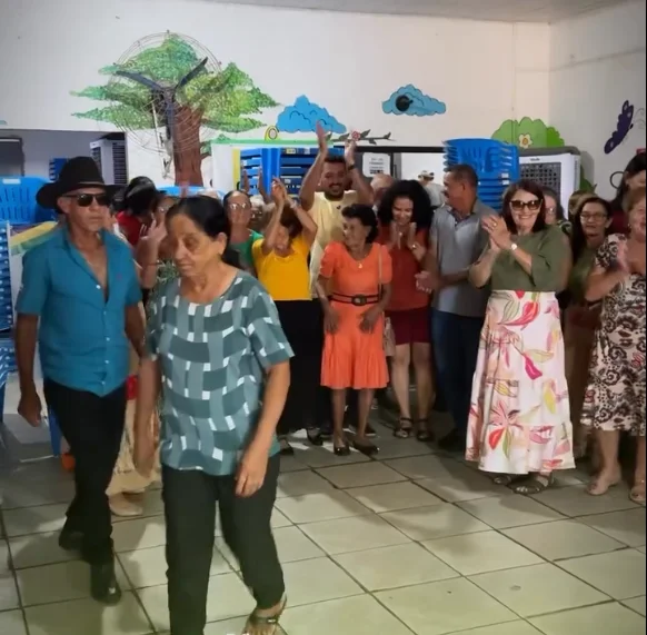 Mesas e cadeiras adquiridas