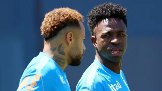 Vinícus Jr. em conversa com Neymar Jr. durante treino da seleção brasileira