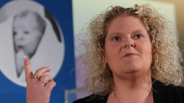Louise Brown durante uma entrevista coletiva no Museu da Ciência, em Londres 