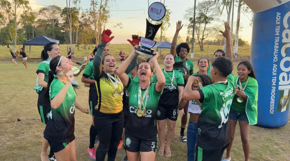 Mirian Levantando o Troféu