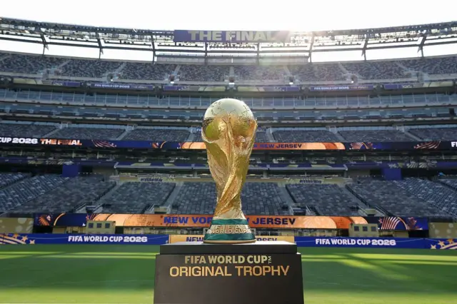 O troféu da Copa do Mundo da Fifa no estádio de Nova York/Nova Jersey antes da final em 15 de julho de 2026