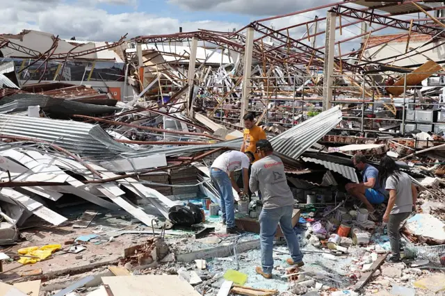 Moradores removem os destroços causados por tornado que atingiu a cidade de Rio Bonito do Iguaçu, no Paraná, em 8 de novembro de 2025.