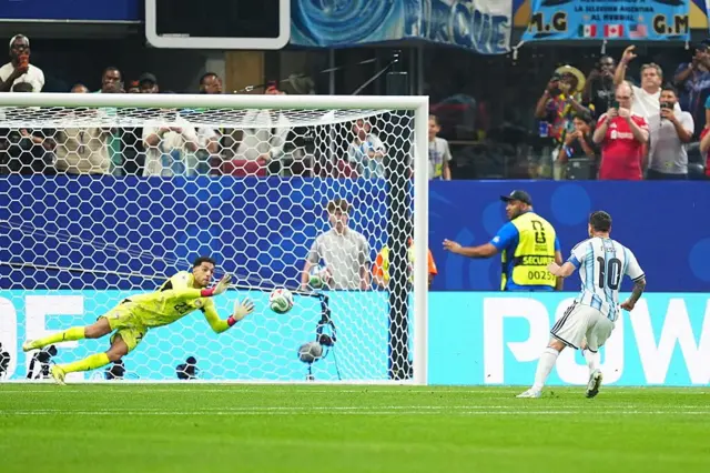 Goleiro do Egito defendendo pênalti de Messi