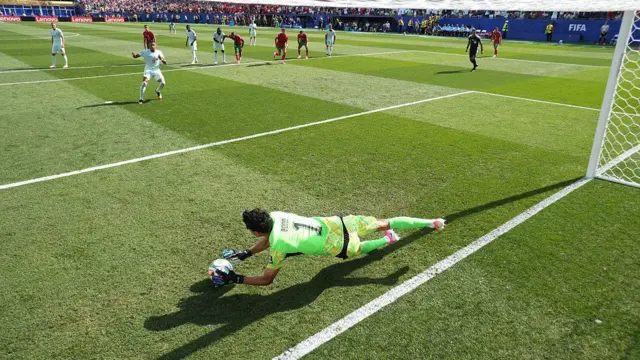 Goleiro do Marrocos pegando bola chutada por Mbappé em cobrança de pênalti