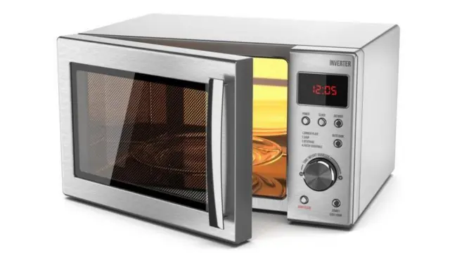 Um micro-ondas entreaberto sobre um fundo totalmente branco