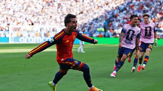 Ferran Torres para comemorar o gol do título