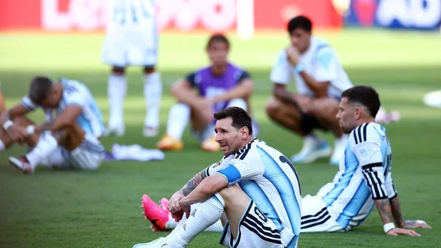 Messi e jogadores argentinos lamentam derrota para a Espanha na final da Copa do Mundo