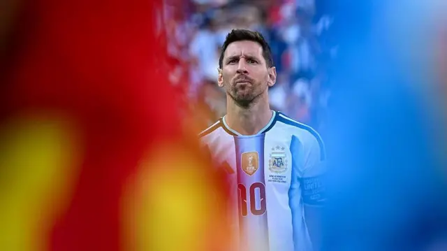 Lionel Messi olhando para a tribuna após perder a final da Copa de 2026