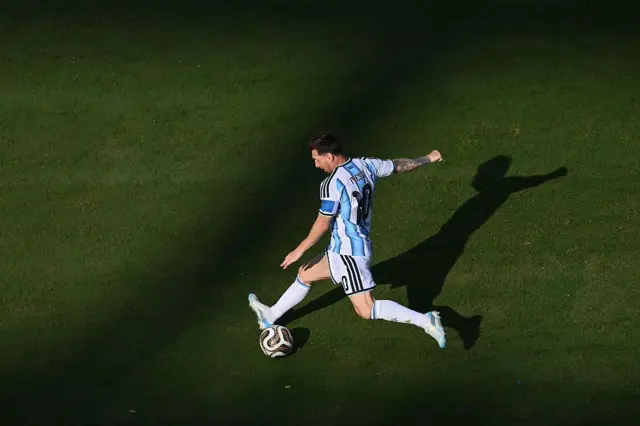 Messi jogando no campo